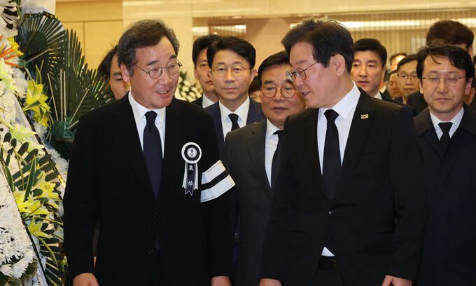 李대표 배웅하는 이낙연 前대표 이낙연 전 더불어민주당 대표(왼쪽)가 9일 장인 빈소가 마련된 서울 강남구 삼성서울병원 장례식장에서 조문을 마친 더불어민주당 이재명 대표를 배웅하고 있다. 이제원 선임기자