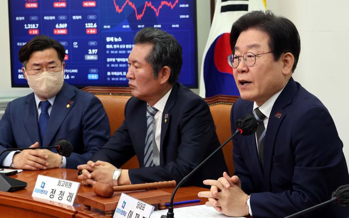 더불어민주당 이재명 대표(오른쪽)가 10일 최고위원회의에서 발언하고 있다. 이 대표는 “총선이 1년 앞으로 다가왔다. 정치가 해야 될 본연의 일들을 차곡차곡 해 나갈 것”이라고 밝혔다.서상배 선임기자