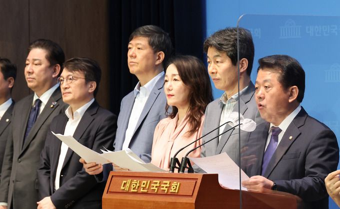 김병주 국방위 간사를 비롯한 더불어민주당 국방위, 정보위, 외통위원들과 무소속 김홍걸 의원이 10일 오전 서울 여의도 국회 소통관에서 미국 정보기관의 대통령실 도·감청 관련 기자회견을 하고 있다. 연합뉴스