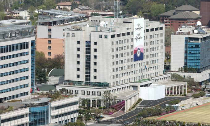 ‘尹 방미’에 영향 촉각 대통령실은 10일 미국 정보당국의 한국 정부에 대한 도청 의혹 보도가 이달 하순으로 예정된 윤석열 대통령의 국빈 방미에 미칠 파장에 촉각을 곤두세웠다. 사진은 이날 서울 용산구 대통령실 청사 전경. 최상수 기자