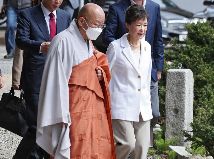 박근혜 전 대통령이 11일 오전 대구 팔공산 동화사를 찾아 경내를 돌아보고 있다. 대구=연합뉴스