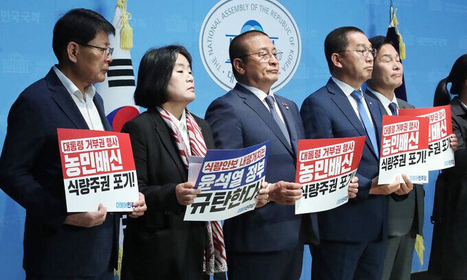 국회 농림축산식품해양수산위원회 야당 소속 의원들이 12일 오전 서울 여의도 국회 소통관에서 양곡관리법(쌀값 정상화법) 관련 농해수위 의원 긴급 기자회견을 갖고 양곡관리법 국회 재의 가결을 촉구하고 있다. 뉴스1