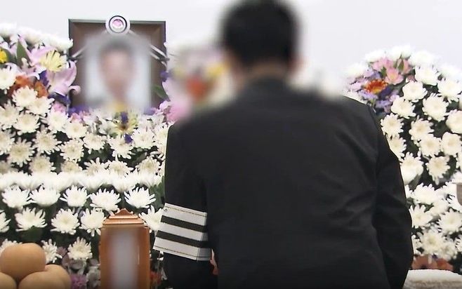 지난 10일 경기 성남시 성남중앙병원에 마련된 음주운전 피해자 40대 김모씨의 장례식장을 큰아들(23)이 지키고 있다. SBS 캡처