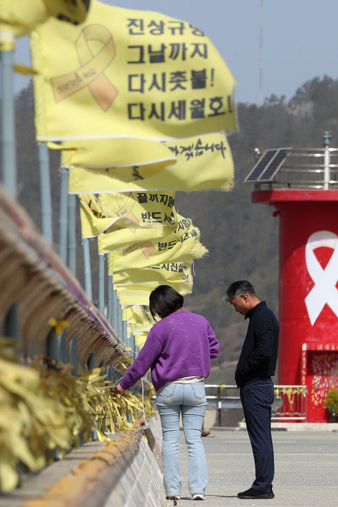 9주기 앞두고 추모 물결 세월호 참사 9주기를 사흘 앞둔 13일 전남 진도군 임회면 팽목항 방파제를 찾은 추모객이 방파제에 달린 노란 리본을 물끄러미 바라보고 있다. 진도=연합뉴스