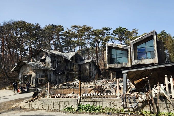 강원 강릉시 저동 펜션 밀집 지역에서 119 화재조사단이 지난 12일 오후 현장 조사를 벌이고 있다. 윤준호 기자