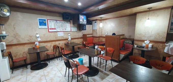 홀에는 작은 4인용 테이블 6개가 전부다. 분위기를 기대하기는 어렵지만 나름 90년대 호프집 스타일의 레트로 감성을 느낄 수는 있다.