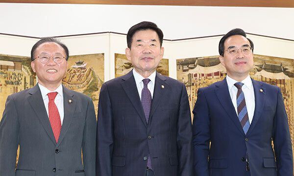 김진표 국회의장(가운데)이 12일 오전 국회에서 열린 의장 주재 교섭단체 원내대표 회동에서 국민의힘 윤재옥 원내대표(왼쪽), 더불어민주당 박홍근 원내대표와 기념촬영하고 있다. 연합뉴스