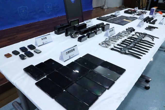 부산세관 관계자가 손목시계 등으로 위장한 초소형 카메라에 대해 설명하고 있다. 부산본부세관 제공