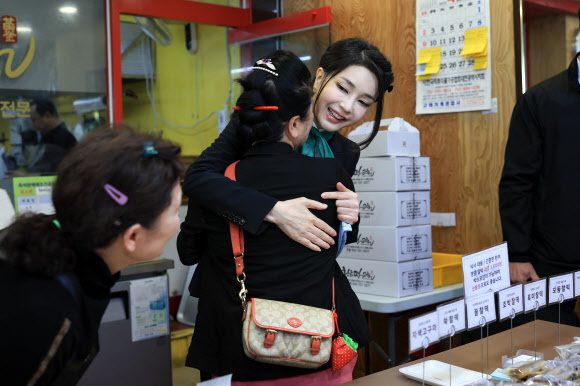 윤석열 대통령 부인 김건희 여사가 14일 오후 대전 중구 태평전통시장을 방문해 상인과 포옹하고 있다. 뉴시스