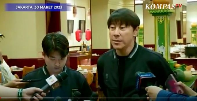 신태용 인도네시아 축구 대표팀 감독이 지난 3월 30일 자카르타 소재 술탄호텔에서 ‘인도네시아의 U-20 월드텁 개최권 박탈’과 관련된 기자회견 도중 질문에 답하고 있다. 콤파스TV 캡처