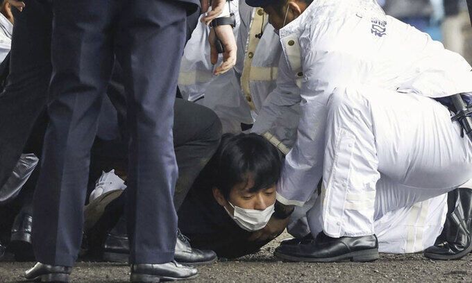 15일 오전 11시 30분께 기시다 후미오 일본 총리가 일본 와카야마(和歌山)현에서 현장 시찰을 마치고 연설을 시작하기 직전 폭발음을 야기시킨 물체를 던진 남성이 체포되고 있다. AP연합뉴스