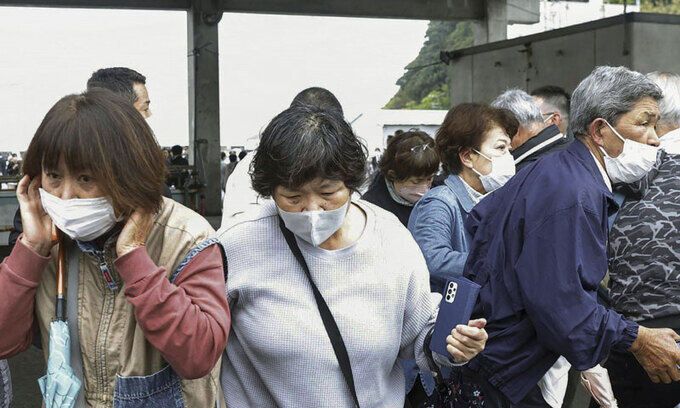 15일 오전 11시 30분께 기시다 후미오 일본 총리가 일본 와카야마(和歌山)현에서 현장 시찰을 마치고 연설을 시작하기 직전 폭발음이 발생, 주민들이 대피하고 있다. AP연합뉴스