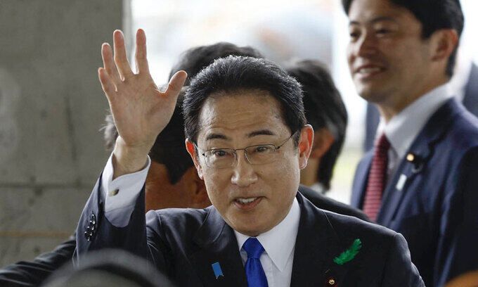 15일 오전 11시 30분께 기시다 후미오 일본 총리가 일본 와카야마(和歌山)현 사이카자키 어항(漁港)에서 현지 보궐선거 지원 연설을 위해 나서며 인사하고 있다. 교도연합뉴스