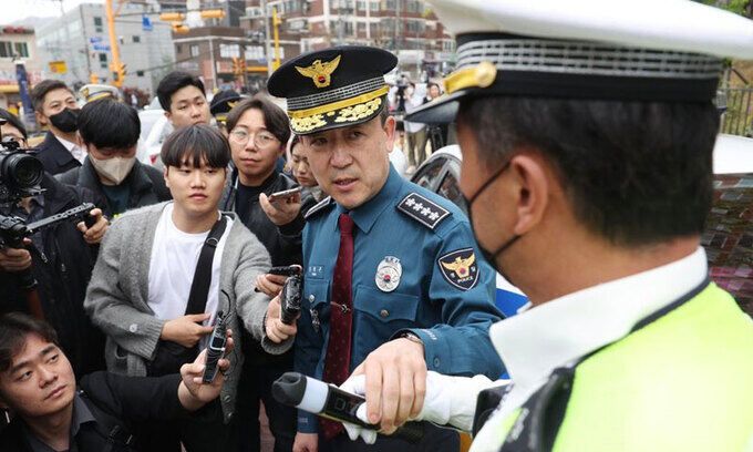 윤희근 경찰청장이 지난 14일 서대문구 고은초등학교 앞 주간 음주운전 단속 현장을 찾아 직원들을 격려하고 있다. 연합뉴스