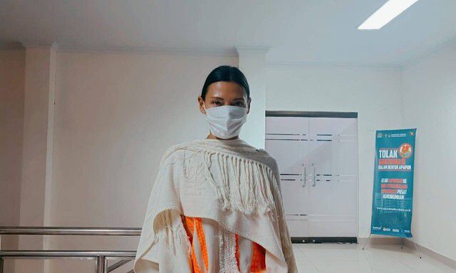 인도네시아 발리에서 현지 문화를 모독했다는 비판을 받은 러시아 관광객이 13일 덴파사르 이민국에 출두하고 있다. 인스타그램 캡처