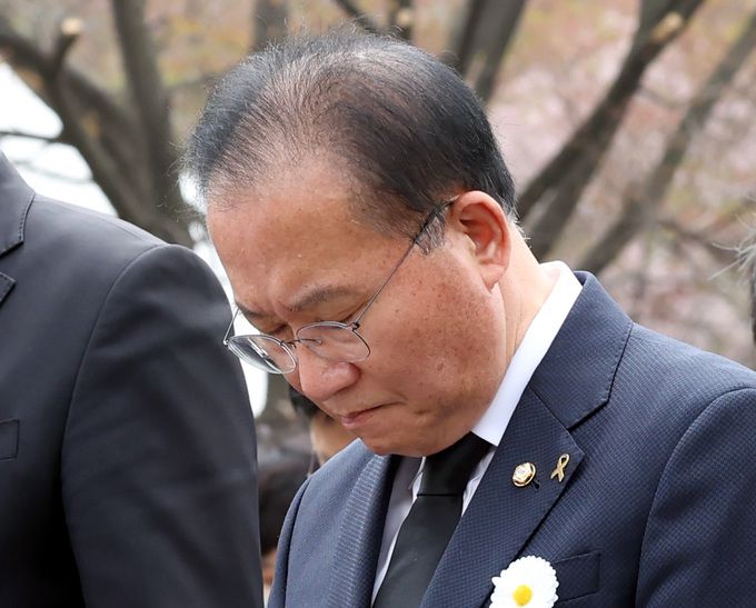 국민의힘 윤재옥 원내대표가 16일 오후 인천시 부평구 인천가족공원 세월호 참사 일반인 희생자 추모관 앞에서 열린 세월호 일반인 희생자 9주기 추모식에서 묵념하고 있다.    연합뉴스