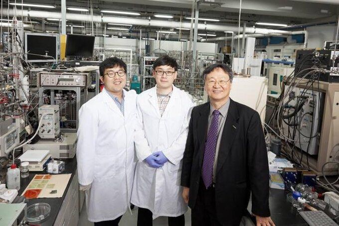 인공 나뭇잎 개발에 성공한 이재성 울산과학기술원 에너지 및 화학공학부 교수팀