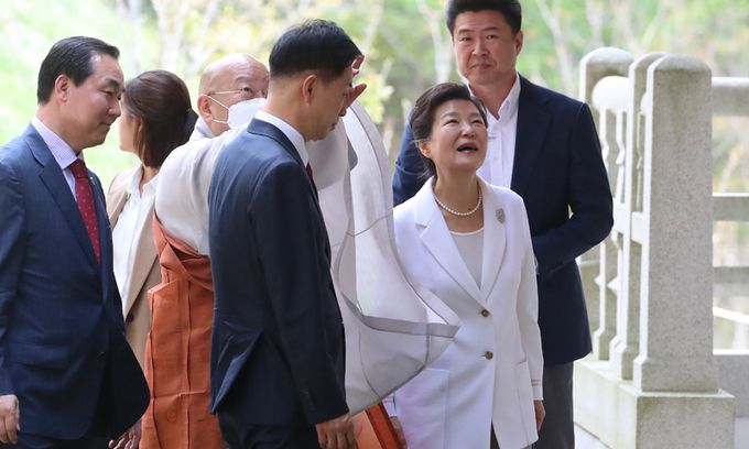 박근혜 전 대통령이 지난 11일 대구 팔공산 동화사를 찾아 경내를 돌아보고 있다. 연합뉴스