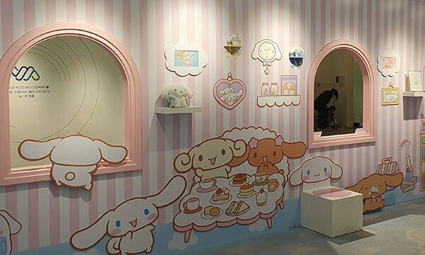 시나모롤 카페 내부에 꾸며진 캐릭터 포토존. 방문객들은 음료가 나오기 전 포토존에서 사진부터 찍는다.