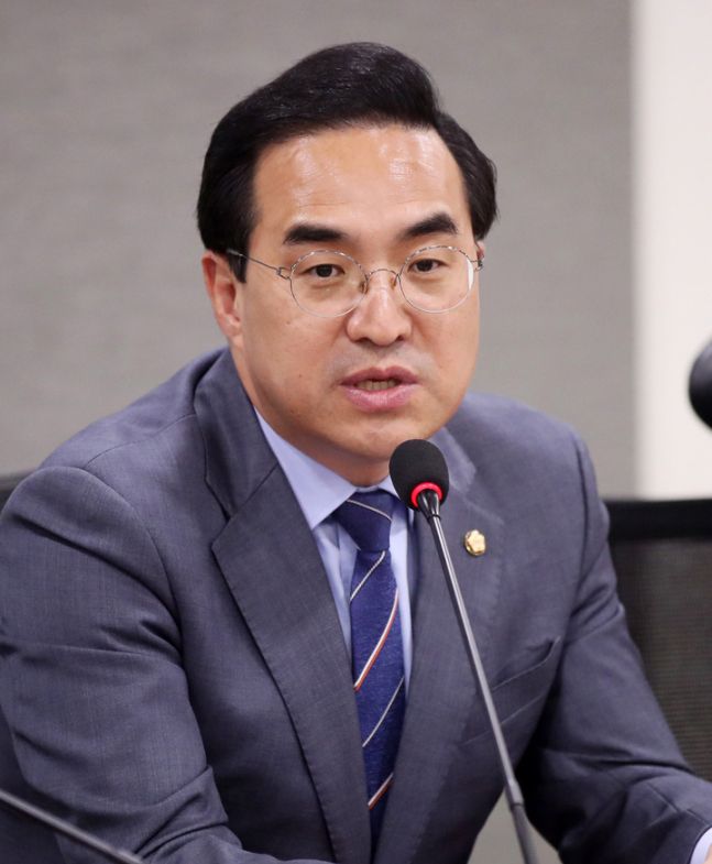 박홍근 더불어민주당 원내대표가 18일 오후 서울 여의도 국회 의원회관에서 열린 더불어민주당 헌법개정특별위원회 토론회 '위기의 삼권분립, 어디로 가야 하는가'에서 축사하고 있다. 뉴시스