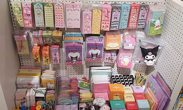 서울 시대 한 대형 문구점의 산리오 문구용품. 스티커, 수첩, 메모지, 필통 등 다양하다.