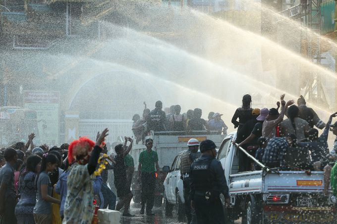 미얀마 양곤 주민들이 15일 새해 물놀이를 하고 있다. 양곤=신화통신·연합뉴스