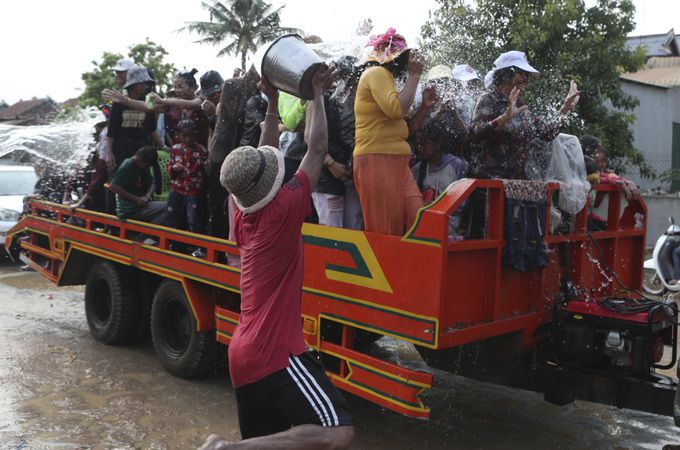 캄보디아 사람들이 16일 수도 프놈펜 인근에서 새해를 맞아 물놀이를 하고 있다. 프놈펜=AP연합뉴스
