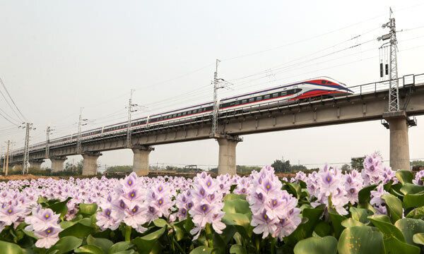 승객 탑승이 가능한 중국·라오스 고속열차가 17일 양국 국경을 잇는 간란바 철교 위를 달리고 있다. 보텐=신화통신·연합뉴스