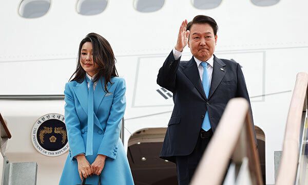 5박7일간 미국을 국빈 방문하는 윤석열 대통령(오른쪽)과 부인 김건희 여사가 24일 경기도 성남 서울공항에서 ‘공군 1호기’ 탑승 전에 인사하고 있다. 대통령실 제공