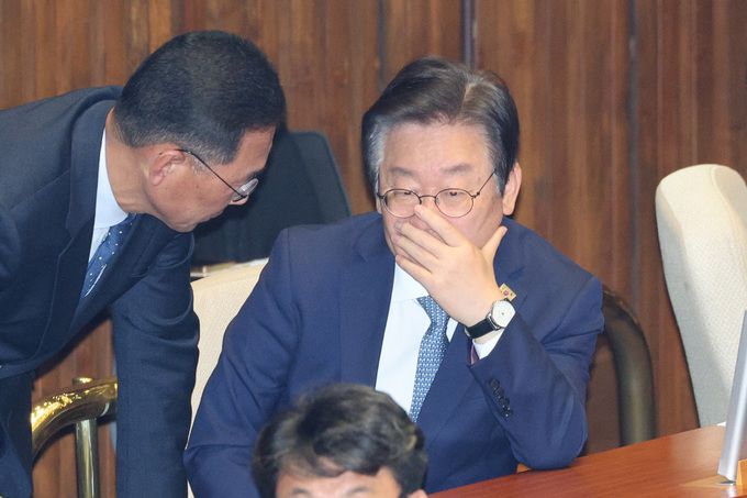 더불어민주당 이재명 대표가 27일 오후 국회에서 열린 본회의에 참석하고 있다.   연합뉴스