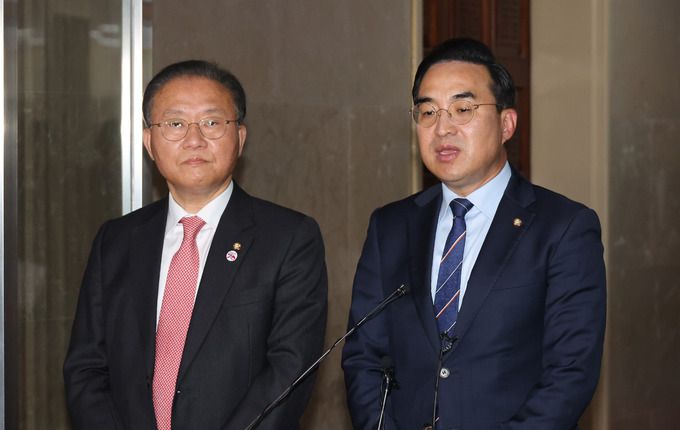 국민의힘 윤재옥 원내대표와 더불어민주당 박홍근 원내대표가 27일 오후 서울 여의도 국회 국회의장실에서 회동한 뒤 취재진의 질문에 답하고 있다.    연합뉴스