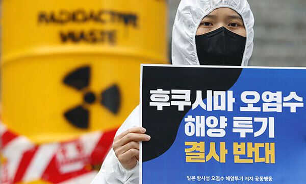 일본방사성오염수해양투기저지공동행동이 25일 서울 종로구 세종문화회관 계단에서 한미당국의 일본 방사성 오염수 해양투기 반대 촉구 기자회견을 하고 있다. 뉴시스