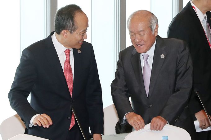 추경호 경제부총리(왼쪽)와 스즈키 ?이치 일본 재무장관이 2일 오전 인천 송도 오크우드 프리미어 호텔에서 열린 '한중일 재무장관·중앙은행 총재 회의' 시작에 앞서 인를 나누고 있다. 뉴스1