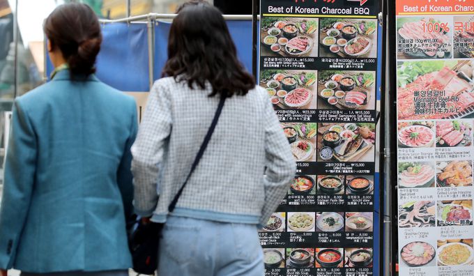 지난 1일 서울 중구 명동거리에 위치한 한 음식점 앞에 메뉴 및 가격표가 부착돼 있다. 한국소비자원 참가격에 따르면 3월 대표 외식품목 8개의 서울지역 평균 가격은 전년동월대비 최대 16.3% 오른것으로 나타났다. 뉴스1
