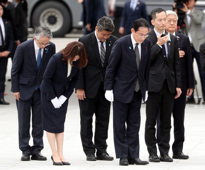 방한 일정을 시작한 기시다 후미오 일본 총리와 기시다 유코 여사가 7일 오후 서울 동작구 국립서울현충원 현충탑을 찾아 참배하며 국기를 향해 목례를 하고 있다. 뉴시스