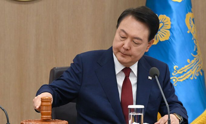 윤석열 대통령이 취임 1주년을 하루 앞둔 지난 9일 서울 용산구 대통령실에서 열린 제19회 국무회의를 주재하고 있다. 대통령실 제공