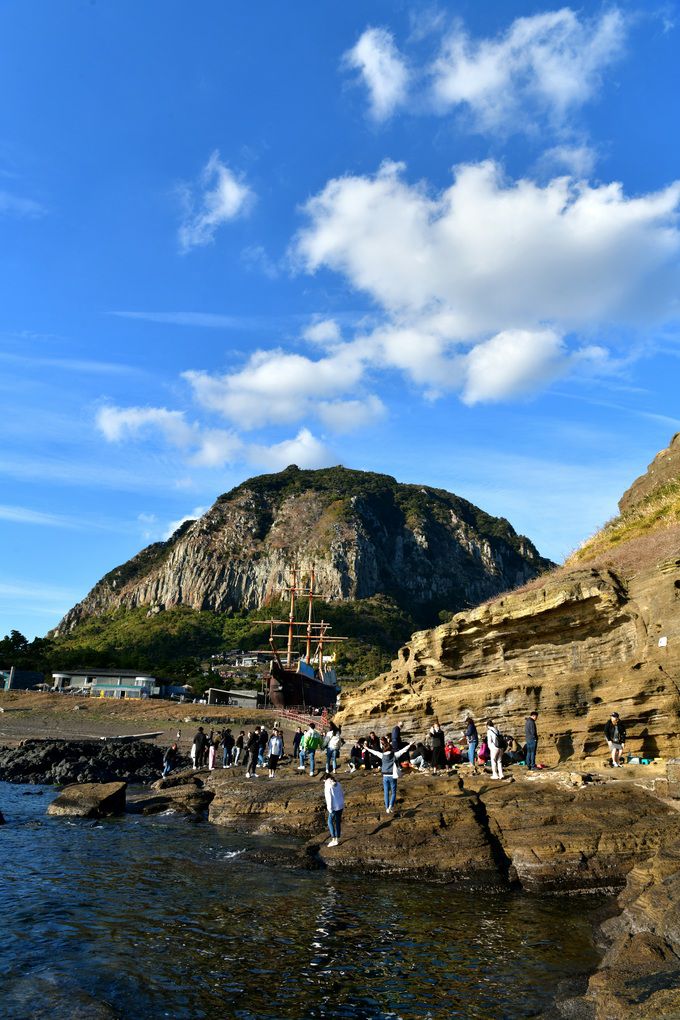 용머리해안 입구와 산방산