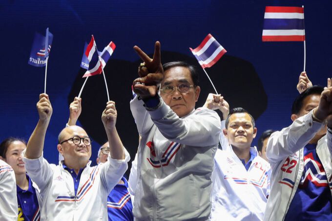 쁘라윳 짠오차 태국 총리가 12일 루엄타이쌍찻당(UTN) 지지자들을 상대로 투표 참여를 독려하고 있다. 방콕=로이터·연합뉴스