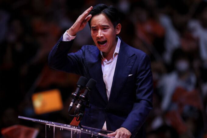 태국 총선을 이틀 앞둔 12일 전진당의 피타 림짜른닷 총리 후보가 방콕 유세현장에서 정권교체를 주장하고 있다. 방콕=AFP연합뉴스