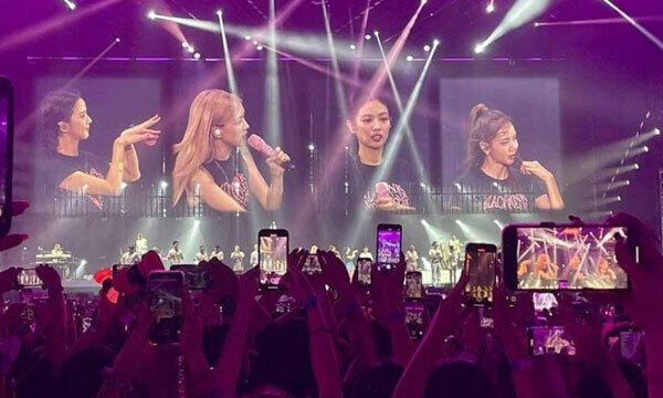 블랙핑크 4인조 멤버들이 13일 싱가포르 국립경기장에서 공연을 펼치고 있다. 스트레이츠타임스 제공·캡처