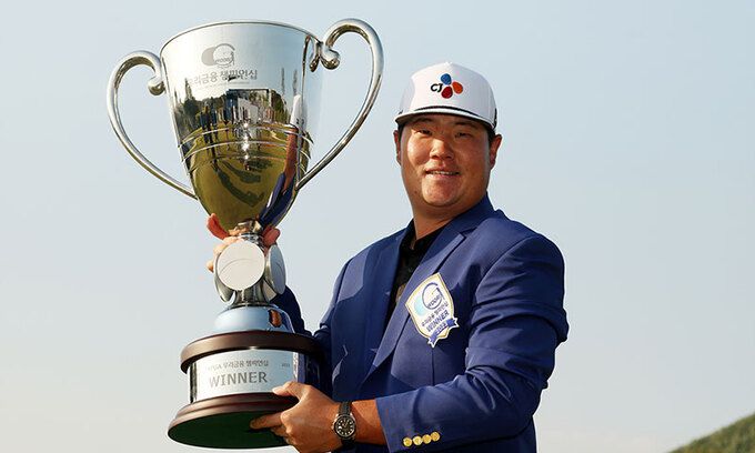 우승컵 번쩍 임성재가 14일 경기도 여주 페럼클럽에서 열린 KPGA 코리안투어 우리금융 챔피언십에서 우승한 뒤 트로피를 들고 밝은 표정을 짓고 있다. KPGA 제공