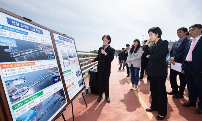 ) 한화진 환경부 장관이 지난 10일 오후 경기도 여주시 소재 여주보를 방문해 강천보, 여주보, 이포보 등 한강 3개 보 운영현황을 점검하고 있다. 환경부 제공
