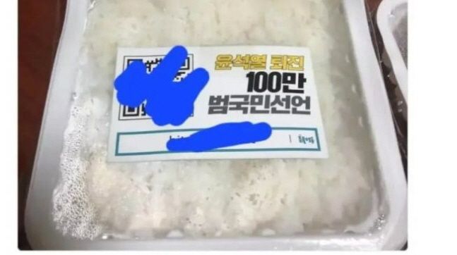 배달용기에 정치적 구호가 담긴 스티커가 부착돼 있다. 사진=커뮤니티 갈무리