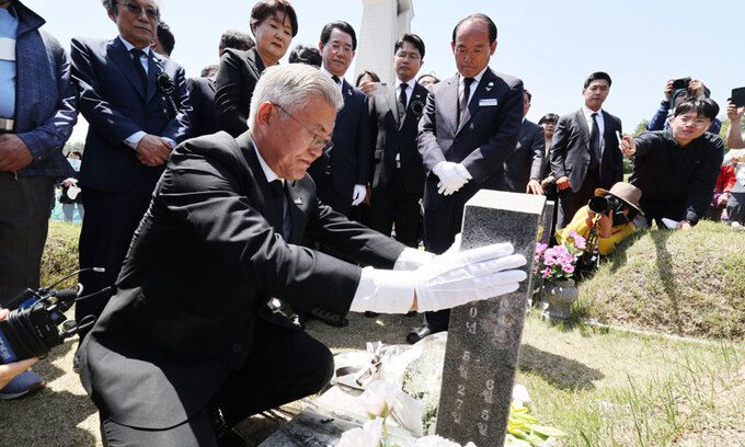 5·18 묘역 찾은 文 문재인 전 대통령이 17일 광주 북구 운정동 국립5·18민주묘지를 찾아 고등학생 시민군으로 활동하다 숨진 고(故) 문재학 열사의 묘소를 찾아 참배하고 있다. 문 열사는 광주상고 1학년에 다니던 중 전남도청을 사수하다 계엄군의 총탄에 숨진 희생자다. 광주=연합뉴스