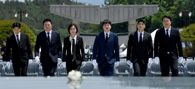 이준석 국민의힘 전 대표와 천하람 순천갑 당협위원장 등이 17일 광주 북구 국립5·18민주묘지 민주의 문으로 향하고 있다. 뉴시스