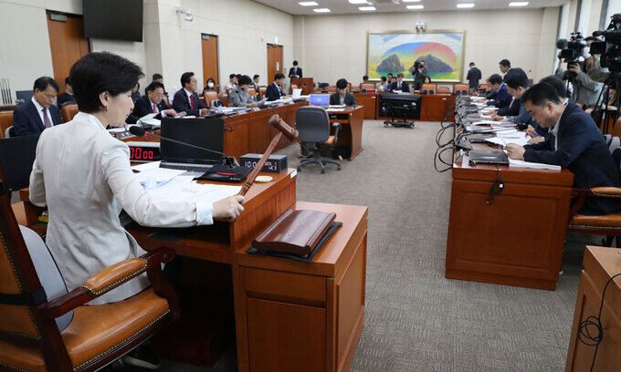 백혜련 국회 정무위원장이 17일 오전 서울 여의도 국회에서 열린 전체회의에서 개회를 선언하며 의사봉을 두드리고 있다. 뉴시스