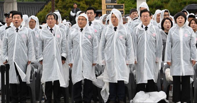 정치권 광주 총출동 제43주년 5·18민주화운동 기념식이 열린 18일 광주 국립5·18민주묘지를 찾은 김진표 국회의장(앞줄 왼쪽부터)과 김명수 대법원장, 유남석 헌법재판소장, 국민의힘 김기현 대표, 더불어민주당 이재명 대표, 정의당 이정미 대표가 애국가를 부르고 있다. 광주=대통령실사진기자단