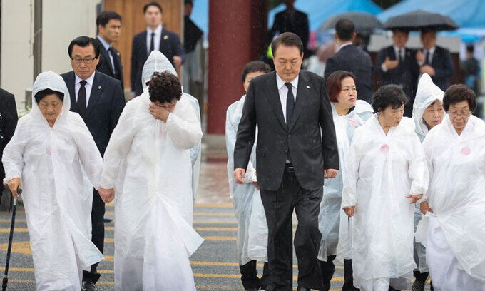 윤석열 대통령이 18일 광주 북구 국립5·18민주묘지에서 열린 제43주년 5·18민주화운동 기념식에 오월어머니회 회원들과 함께 입장하고 있다. 대통령실통신사진기자단