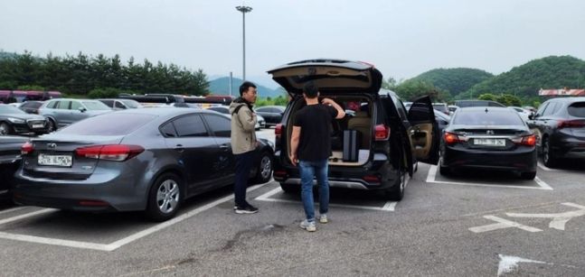 가평 고속도로 휴게소에서 발견된 무소속 김남구 의원. 배승희 변호사 페이스북 갈무리.