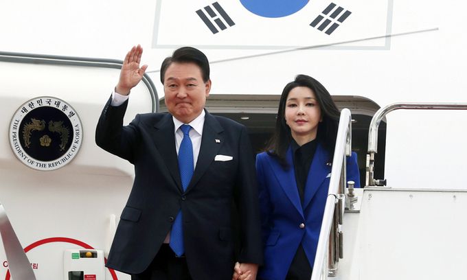 尹대통령 내외 히로시마 도착 일본 히로시마에서 열리는 주요 7개국(G7) 정상회의에 초청받은 윤석열 대통령과 부인 김건희 여사가 19일 히로시마공항에 도착해 공군 1호기에서 나와 손을 들어 인사하고 있다. 히로시마=이재문 기자